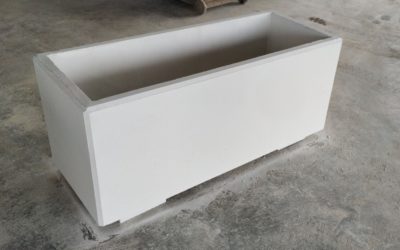 Jardinera de hormigón blanco